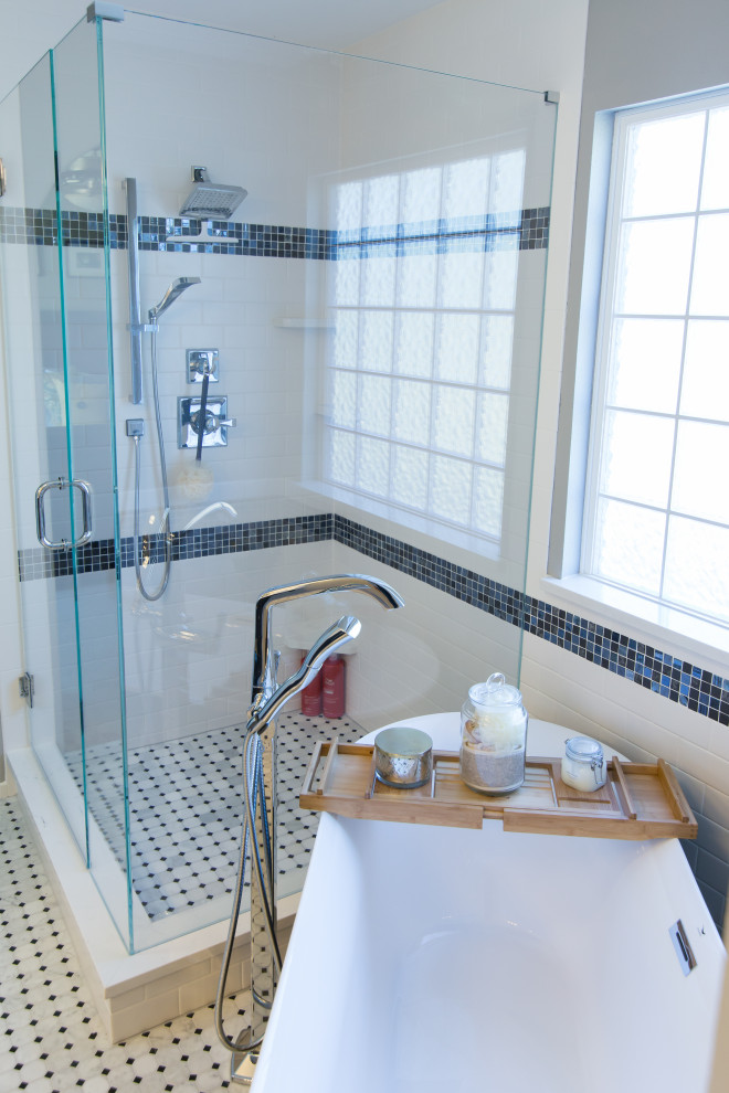 Пример оригинального дизайна: главная ванная комната в современном стиле с отдельно стоящей ванной, угловым душем, белой плиткой, плиткой кабанчик, мраморным полом, врезной раковиной, синим полом и душем с распашными дверями