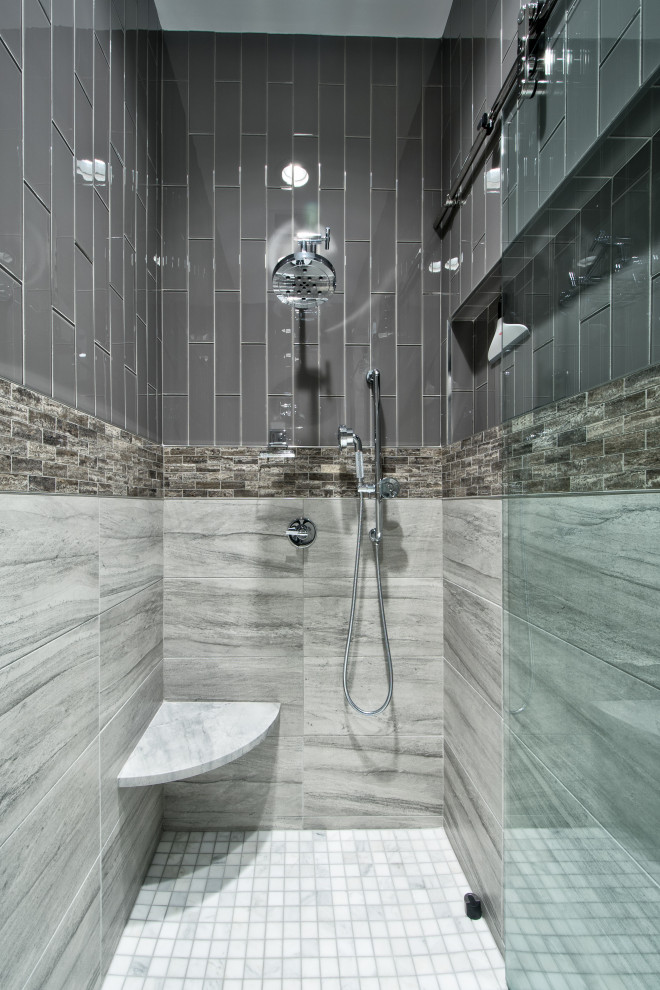 Inredning av ett modernt stort grå grått en-suite badrum, med luckor med upphöjd panel, vita skåp, ett undermonterat badkar, en kantlös dusch, en toalettstol med hel cisternkåpa, grå kakel, glaskakel, grå väggar, klinkergolv i porslin, ett undermonterad handfat, bänkskiva i kvartsit, grått golv och dusch med skjutdörr