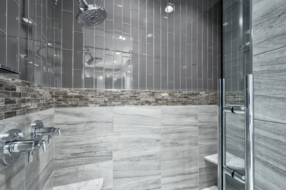 Inredning av ett modernt stort grå grått en-suite badrum, med luckor med upphöjd panel, vita skåp, ett undermonterat badkar, en kantlös dusch, en toalettstol med hel cisternkåpa, grå kakel, glaskakel, grå väggar, klinkergolv i porslin, ett undermonterad handfat, bänkskiva i kvartsit, grått golv och dusch med skjutdörr