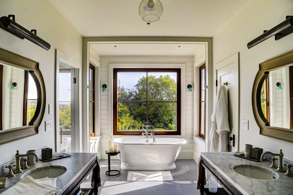Bild på ett maritimt en-suite badrum, med ett fristående badkar, vita väggar, klinkergolv i porslin, ett undermonterad handfat och dusch med gångjärnsdörr