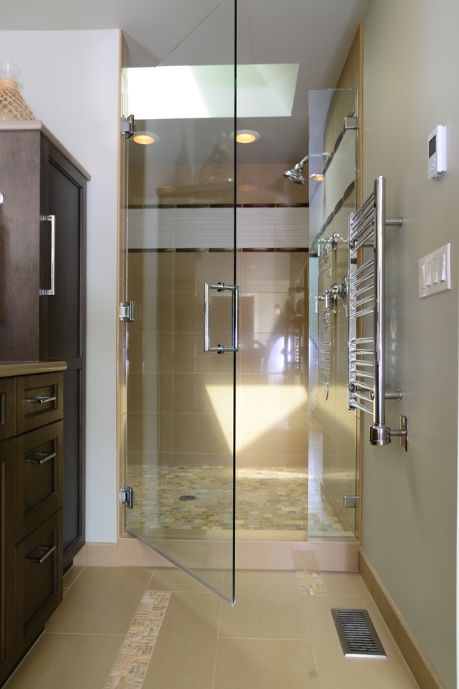 Klassisk inredning av ett stort en-suite badrum, med ett undermonterad handfat, luckor med infälld panel, skåp i mörkt trä, bänkskiva i kvarts, ett fristående badkar, en dusch i en alkov, beige kakel, beige väggar och klinkergolv i porslin