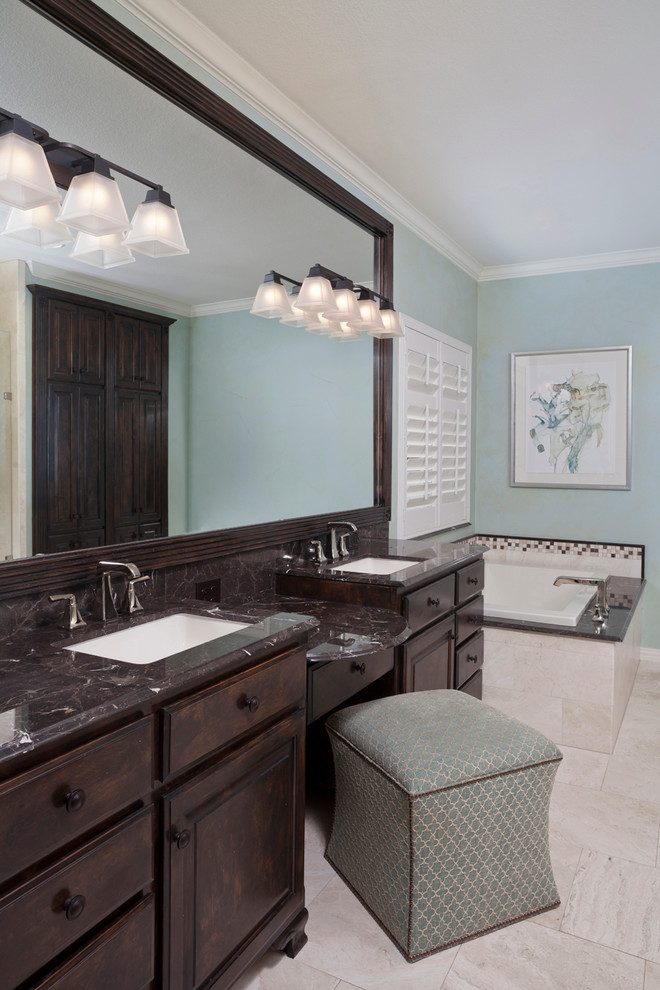 Inspiration för ett vintage svart svart en-suite badrum, med skåp i mörkt trä, ett hörnbadkar, blå väggar, travertin golv och beiget golv