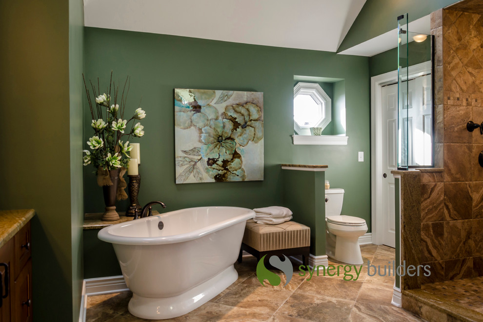 Bild på ett vintage badrum, med ett undermonterad handfat, luckor med upphöjd panel, skåp i mellenmörkt trä, granitbänkskiva, ett fristående badkar, en öppen dusch, en toalettstol med separat cisternkåpa, beige kakel och porslinskakel