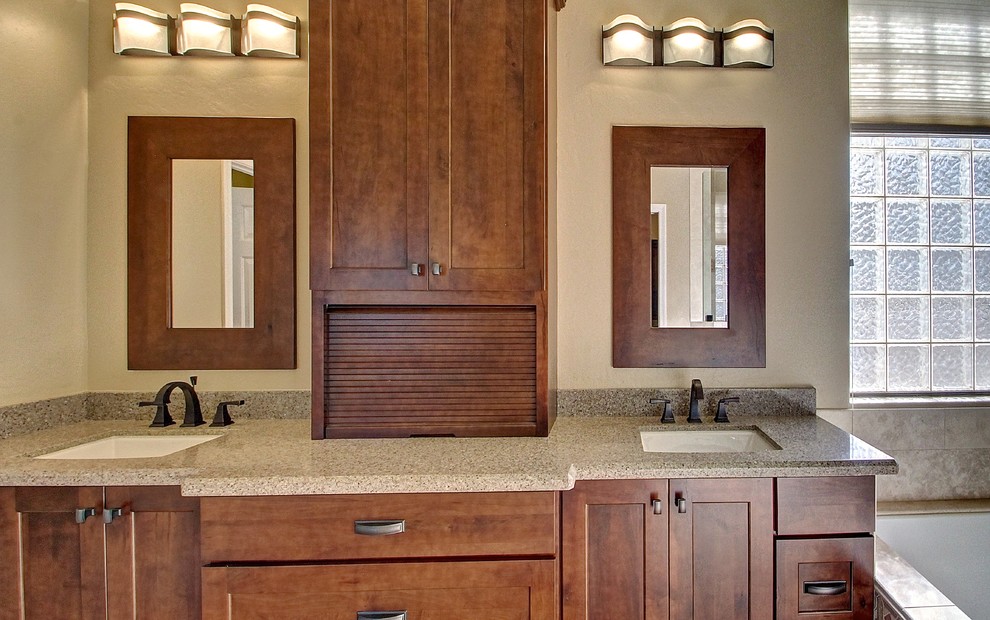 Exempel på ett stort klassiskt en-suite badrum, med skåp i shakerstil, skåp i mellenmörkt trä, ett undermonterat badkar, en toalettstol med separat cisternkåpa, beige kakel, stenkakel, beige väggar, travertin golv och bänkskiva i kvarts