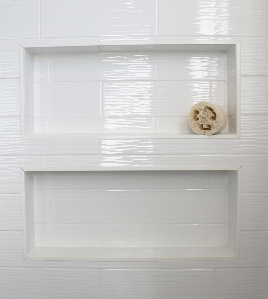 На фото: маленькая главная ванная комната в морском стиле с фасадами в стиле шейкер, белыми фасадами, душем в нише, унитазом-моноблоком, белой плиткой, керамической плиткой, бежевыми стенами, полом из винила, врезной раковиной, столешницей из искусственного кварца, коричневым полом, душем с раздвижными дверями, белой столешницей, сиденьем для душа, тумбой под одну раковину и встроенной тумбой для на участке и в саду с