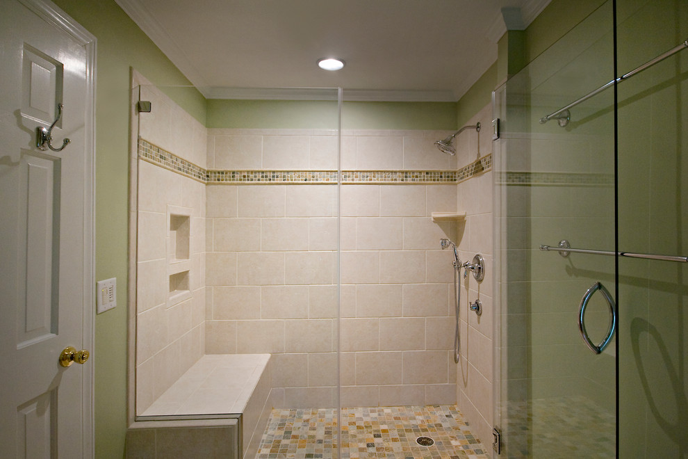 На фото: главная ванная комната среднего размера в стиле неоклассика (современная классика) с фасадами с выступающей филенкой, фасадами цвета дерева среднего тона, душем в нише, раздельным унитазом, бежевой плиткой, цементной плиткой, зелеными стенами, полом из цементной плитки, врезной раковиной, столешницей из гранита, разноцветным полом, душем с распашными дверями и зеленой столешницей