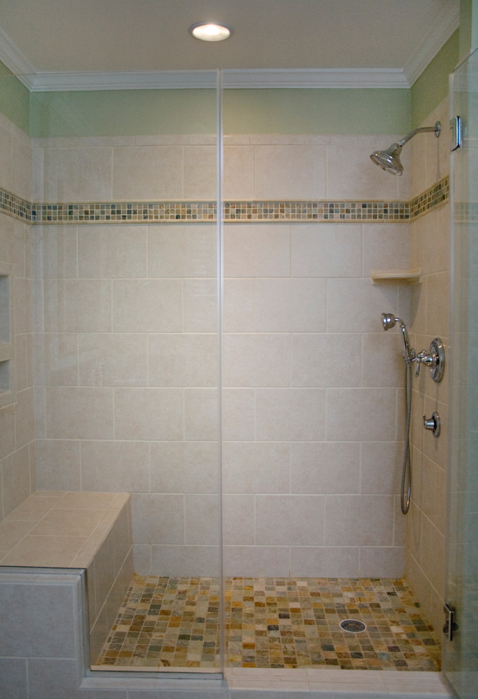 Inspiration för ett mellanstort vintage grön grönt en-suite badrum, med luckor med upphöjd panel, skåp i mellenmörkt trä, en dusch i en alkov, en toalettstol med separat cisternkåpa, beige kakel, cementkakel, gröna väggar, cementgolv, ett undermonterad handfat, granitbänkskiva, flerfärgat golv och dusch med gångjärnsdörr