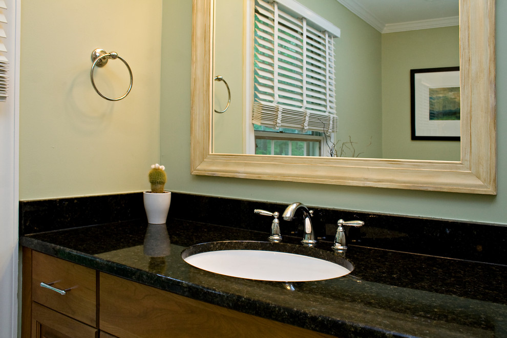Пример оригинального дизайна: главная ванная комната среднего размера в стиле неоклассика (современная классика) с фасадами с выступающей филенкой, фасадами цвета дерева среднего тона, душем в нише, раздельным унитазом, бежевой плиткой, цементной плиткой, зелеными стенами, полом из цементной плитки, врезной раковиной, столешницей из гранита, разноцветным полом, душем с распашными дверями и зеленой столешницей