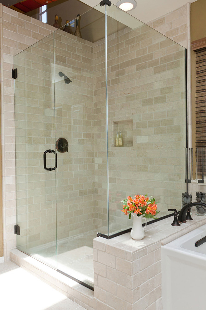 Foto di una stanza da bagno classica con doccia ad angolo, piastrelle beige e piastrelle in gres porcellanato