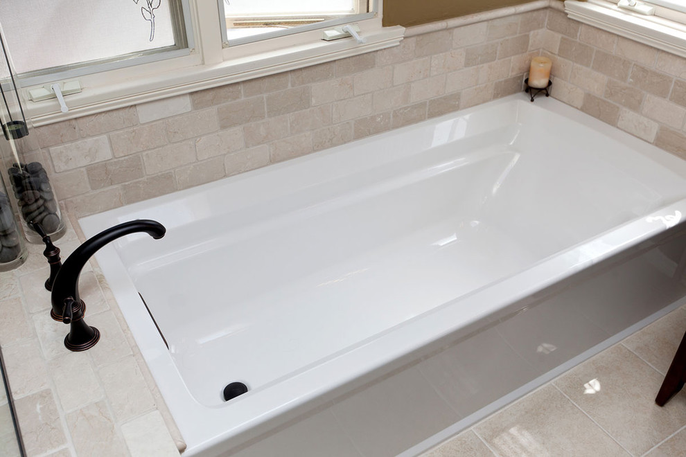 Ejemplo de cuarto de baño clásico con bañera empotrada, baldosas y/o azulejos beige, baldosas y/o azulejos de porcelana y paredes marrones