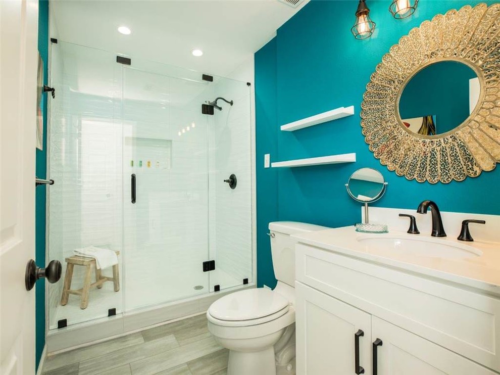 Источник вдохновения для домашнего уюта: ванная комната среднего размера в стиле фьюжн с фасадами в стиле шейкер, белыми фасадами, душем в нише, раздельным унитазом, белой плиткой, синими стенами, полом из керамогранита, душевой кабиной, врезной раковиной, столешницей из кварцита, бежевым полом, душем с распашными дверями и белой столешницей