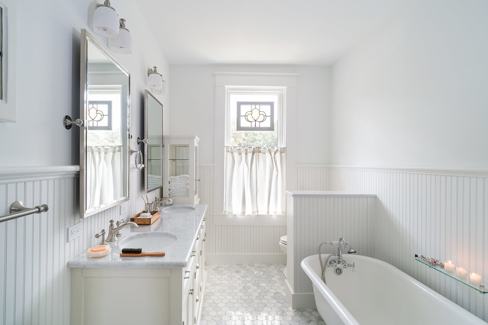 Стильный дизайн: ванная комната среднего размера в викторианском стиле с ванной на ножках, белыми стенами, мраморным полом, врезной раковиной, серым полом и серой столешницей - последний тренд