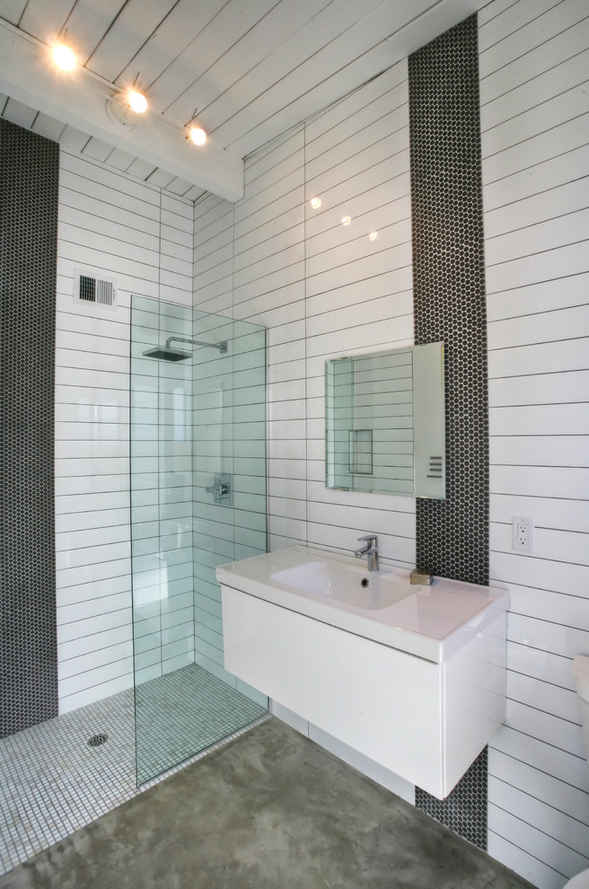 Cette photo montre une douche en alcôve rétro avec un lavabo intégré, un carrelage noir et du carrelage bicolore.