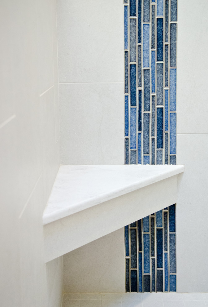 Ejemplo de cuarto de baño principal actual de tamaño medio con ducha a ras de suelo, baldosas y/o azulejos azules y baldosas y/o azulejos de vidrio