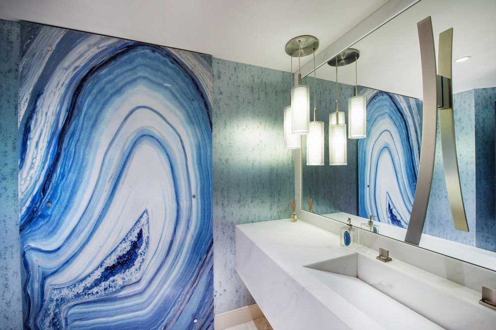 Ispirazione per una stanza da bagno con doccia minimal di medie dimensioni con piastrelle bianche, top in marmo, WC a due pezzi, pareti grigie, lavabo integrato e pavimento in cementine