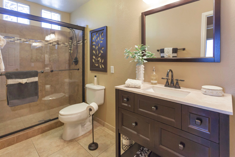 Inspiration för ett vintage badrum, med möbel-liknande, bruna skåp, brun kakel, keramikplattor, beige väggar, klinkergolv i porslin, marmorbänkskiva och beiget golv
