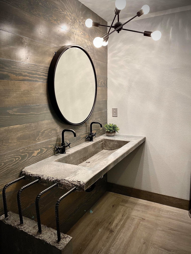Ispirazione per una stanza da bagno con doccia industriale di medie dimensioni con ante grigie, pareti grigie, lavabo rettangolare, pavimento grigio, top grigio, un lavabo, mobile bagno sospeso e pareti in legno