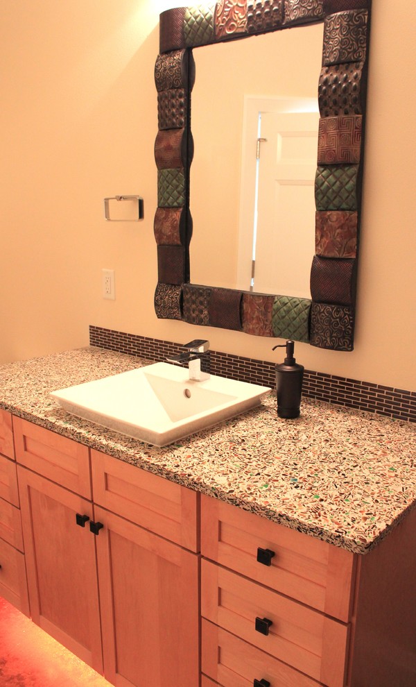 Inredning av ett modernt litet badrum med dusch, med ett fristående handfat, skåp i shakerstil, skåp i mellenmörkt trä, bänkskiva i återvunnet glas, beige kakel, porslinskakel, beige väggar och klinkergolv i porslin