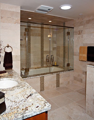 Klassisches Badezimmer mit Unterbauwaschbecken, Granit-Waschbecken/Waschtisch, Unterbauwanne, Duschnische und Kalkstein in Sonstige