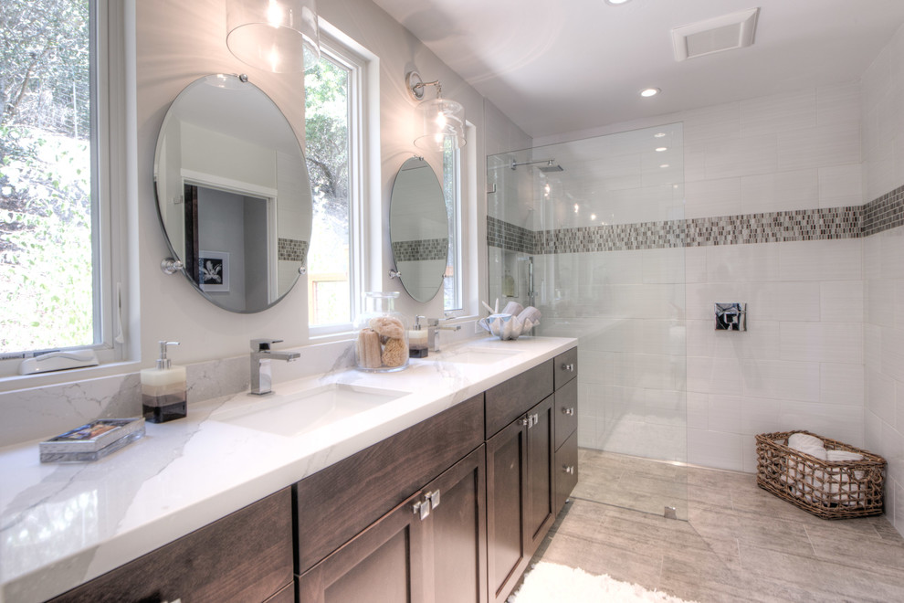 Modernes Badezimmer En Suite mit dunklen Holzschränken, bodengleicher Dusche, weißen Fliesen, weißer Wandfarbe, Porzellan-Bodenfliesen, Unterbauwaschbecken und offener Dusche in San Francisco