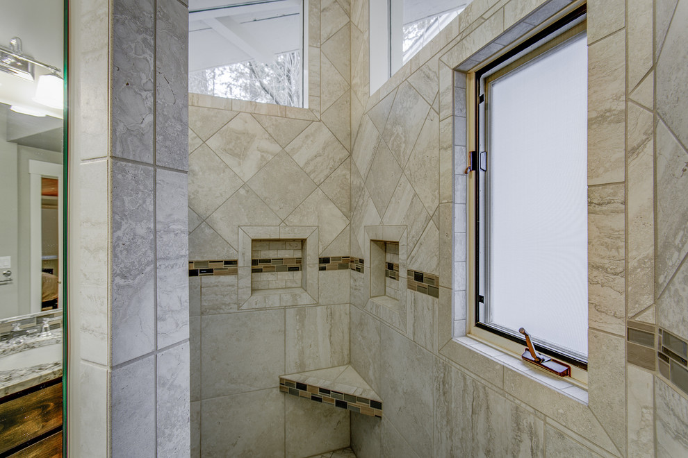 Стильный дизайн: главная ванная комната среднего размера в стиле кантри с открытым душем, белыми стенами, серой плиткой и керамогранитной плиткой - последний тренд
