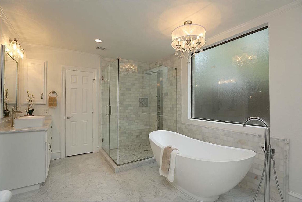 Idéer för att renovera ett stort vintage en-suite badrum, med ett nedsänkt handfat, skåp i shakerstil, vita skåp, granitbänkskiva, ett fristående badkar, en hörndusch, vit kakel, stenkakel, grå väggar och klinkergolv i keramik