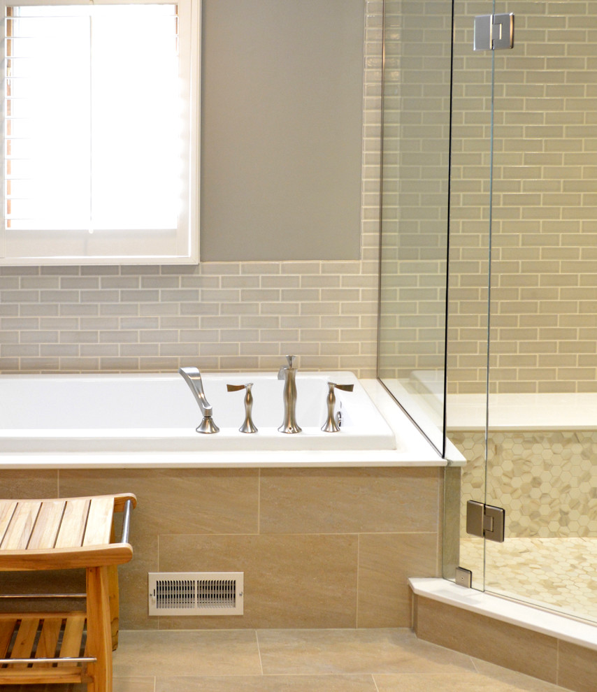 Idéer för ett mellanstort klassiskt en-suite badrum, med bänkskiva i kvarts, ett platsbyggt badkar, en hörndusch, beige kakel, beige väggar och klinkergolv i porslin