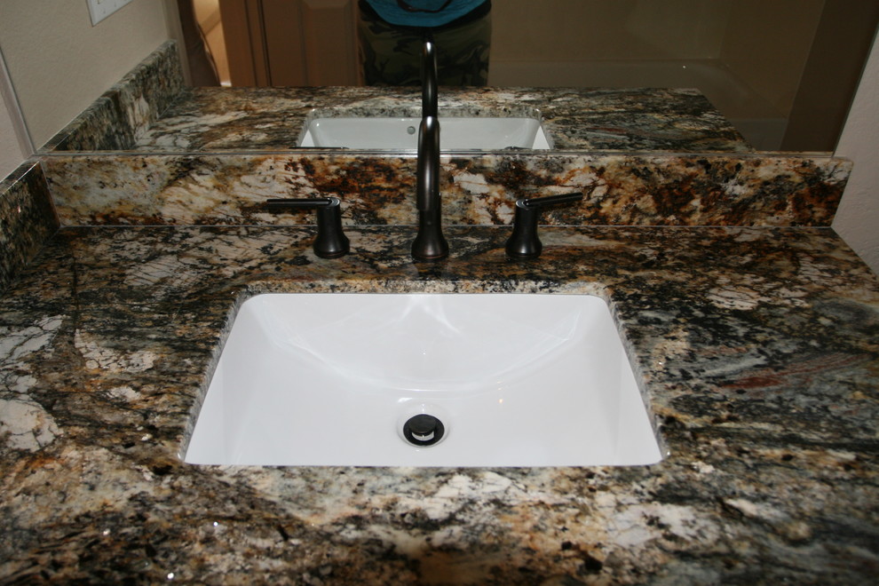 Immagine di una stanza da bagno minimal con top in granito