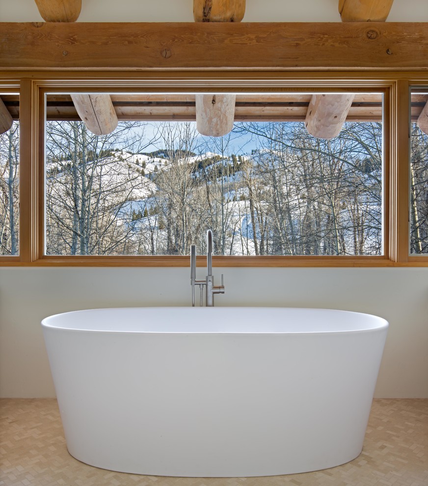 Источник вдохновения для домашнего уюта: ванная комната в стиле рустика с отдельно стоящей ванной и белыми стенами
