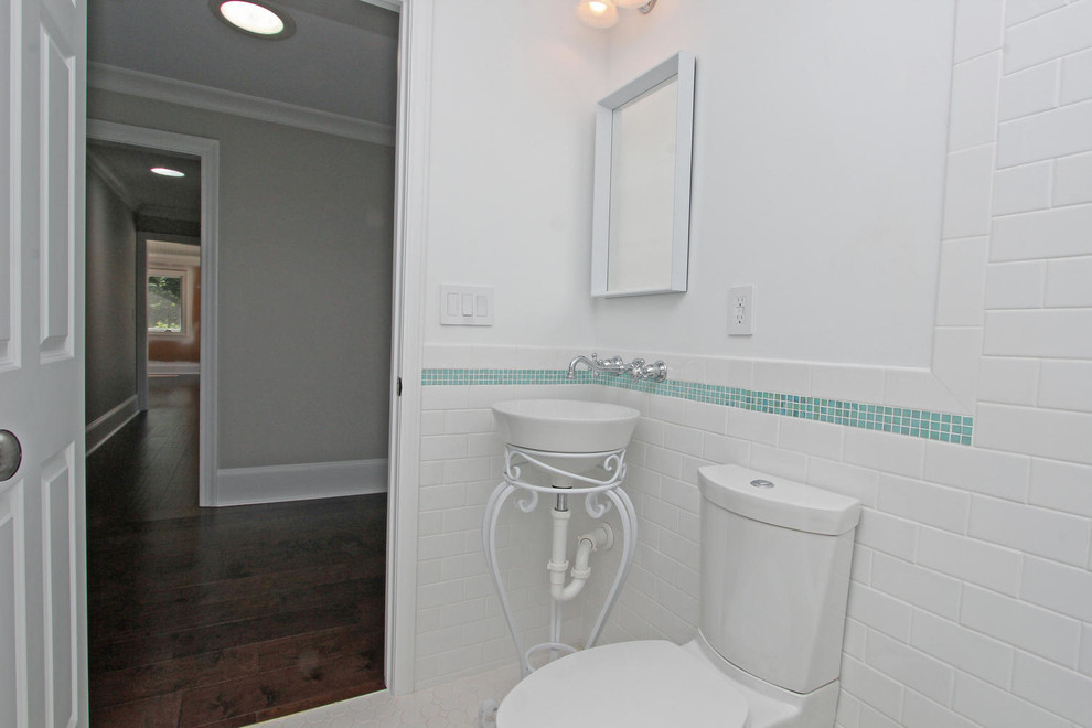 Inspiration för ett mellanstort vintage badrum med dusch, med en toalettstol med hel cisternkåpa, blå kakel, vit kakel, tunnelbanekakel, vita väggar och ett piedestal handfat