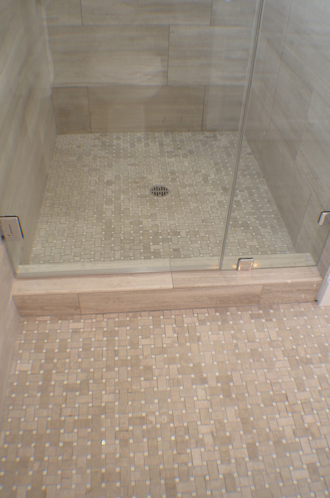 Идея дизайна: маленькая ванная комната в современном стиле с фасадами с выступающей филенкой, белыми фасадами, душем в нише, унитазом-моноблоком, разноцветной плиткой, керамической плиткой, серыми стенами, полом из мозаичной плитки, душевой кабиной, врезной раковиной, столешницей из талькохлорита, разноцветным полом, душем с распашными дверями, бежевой столешницей и отдельно стоящей ванной для на участке и в саду