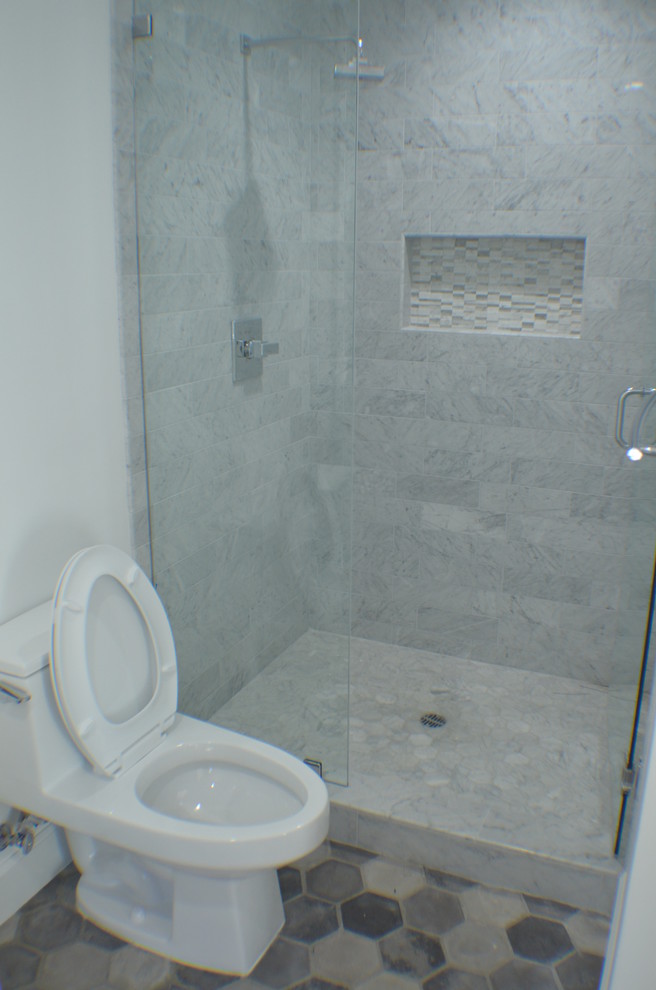 Idée de décoration pour une petite salle de bain design avec un placard avec porte à panneau surélevé, des portes de placard blanches, WC à poser, un carrelage gris, des carreaux de céramique, carreaux de ciment au sol, un lavabo encastré, un plan de toilette en marbre, un sol gris, une cabine de douche à porte battante, un plan de toilette gris, un mur blanc et une baignoire indépendante.