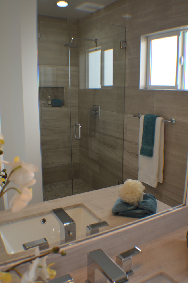 Foto på ett litet funkis beige badrum med dusch, med luckor med upphöjd panel, vita skåp, en dusch i en alkov, flerfärgad kakel, keramikplattor, bänkskiva i täljsten, en toalettstol med hel cisternkåpa, grå väggar, mosaikgolv, ett undermonterad handfat, flerfärgat golv, dusch med gångjärnsdörr och ett fristående badkar