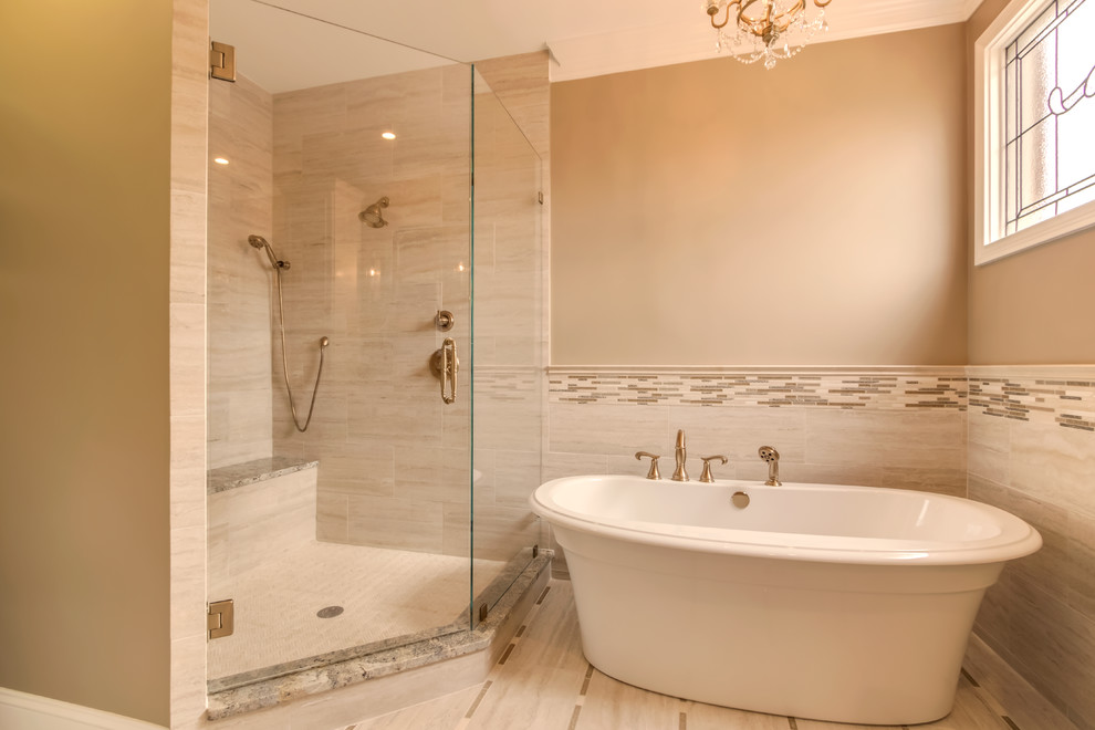 Inredning av ett modernt stort en-suite badrum, med ett fristående badkar, en dusch i en alkov, grå kakel, vit kakel, stickkakel, beige väggar, klinkergolv i porslin, ett undermonterad handfat och granitbänkskiva