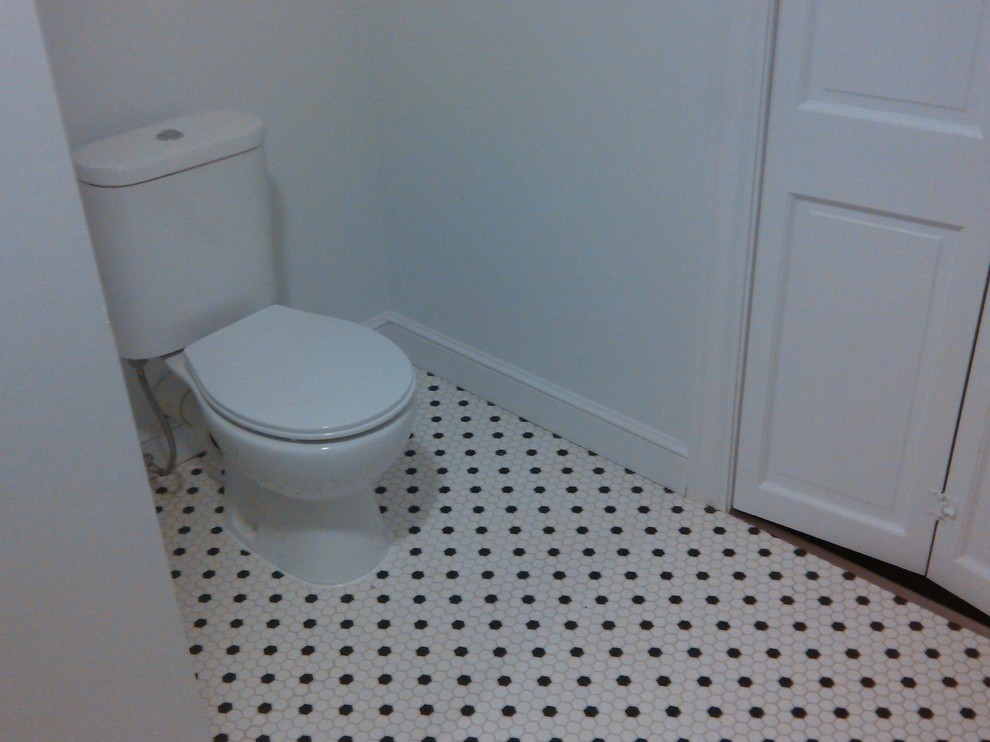 Idee per una stanza da bagno classica con pavimento con piastrelle a mosaico