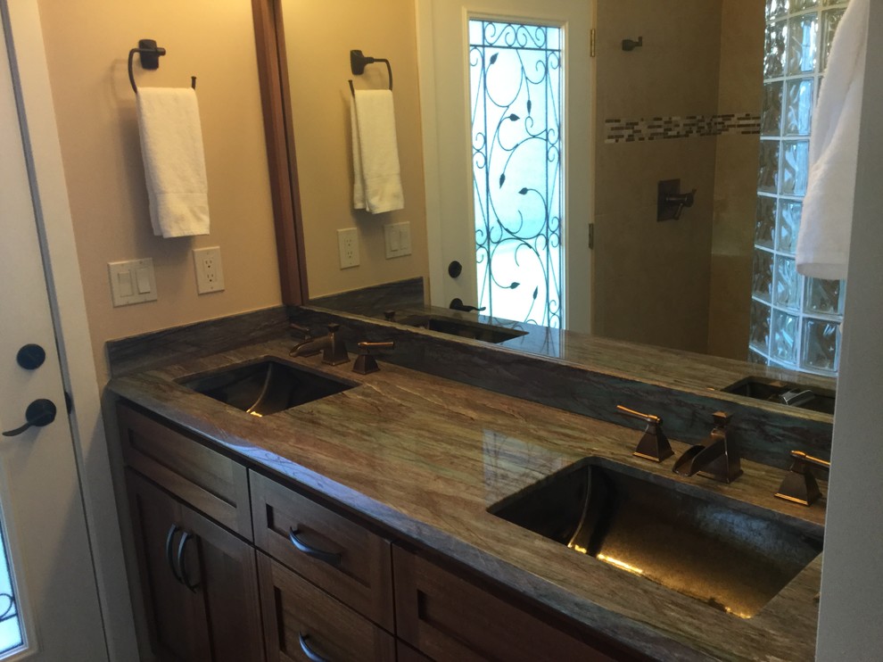 Cette photo montre une salle de bain bord de mer en bois brun de taille moyenne avec un mur beige, un lavabo encastré, un plan de toilette en quartz, un plan de toilette vert, meuble double vasque et meuble-lavabo encastré.