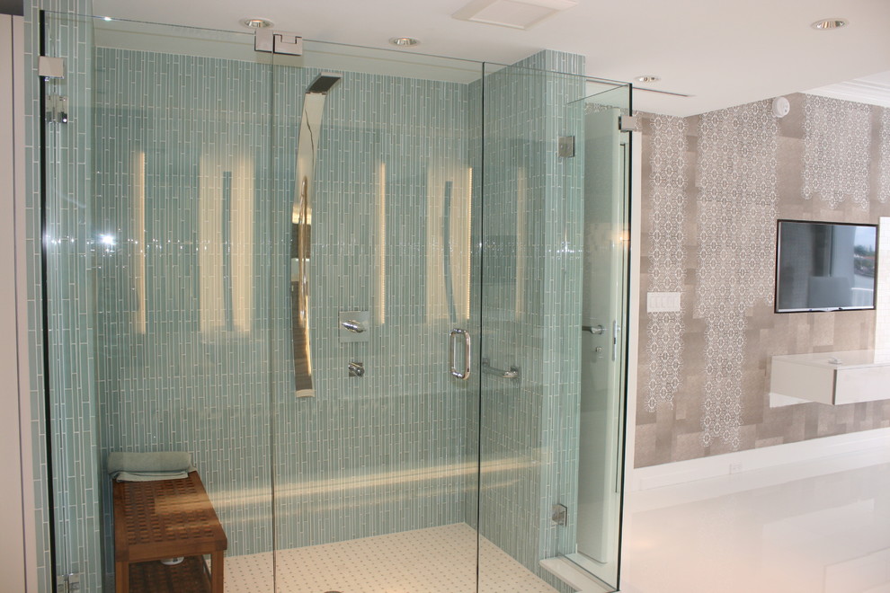 Idee per una grande stanza da bagno padronale minimal con lavabo a bacinella, top in quarzite, doccia alcova, piastrelle blu, piastrelle a mosaico, pareti bianche e pavimento in marmo