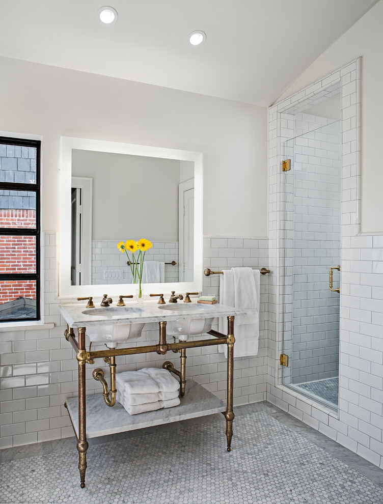 На фото: маленькая ванная комната в классическом стиле с душем в нише, белой плиткой, белыми стенами, мраморным полом, мраморной столешницей, душем с распашными дверями, плиткой кабанчик, консольной раковиной и разноцветным полом для на участке и в саду
