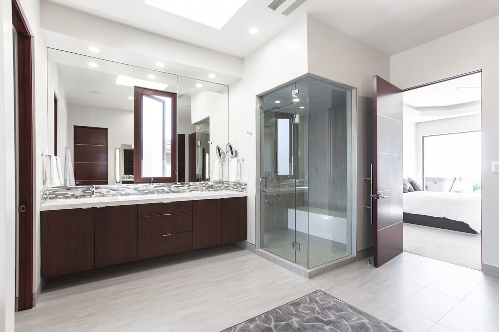 Inspiration pour une grande salle de bain principale minimaliste en bois foncé avec un placard à porte plane, une baignoire en alcôve, une douche d'angle, un carrelage gris, un mur blanc et un plan de toilette en quartz modifié.