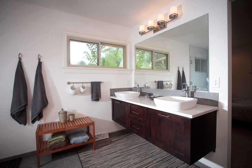 Immagine di una stanza da bagno minimalista con lavabo a bacinella