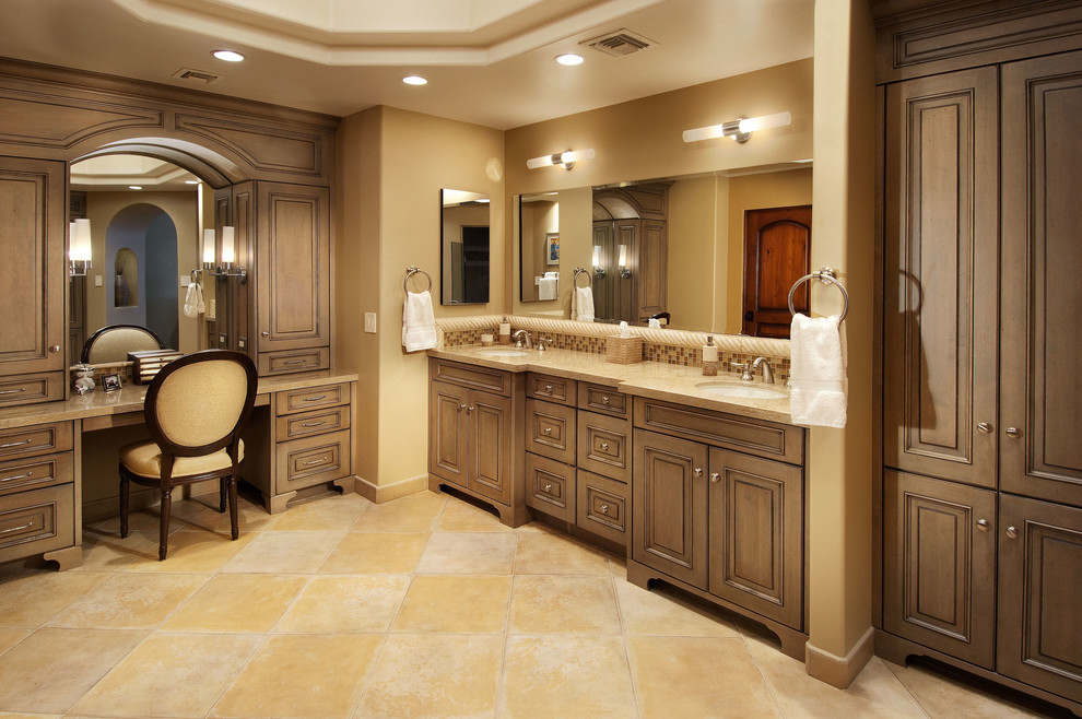 Exemple d'une très grande salle de bain principale chic en bois brun avec un plan de toilette en marbre, un carrelage multicolore, mosaïque, une douche d'angle, WC à poser, un lavabo encastré, un mur beige et un sol en carrelage de porcelaine.