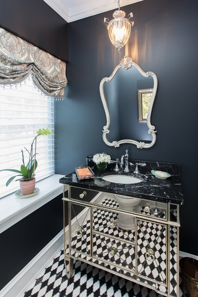 Diseño de cuarto de baño tradicional con armarios con paneles lisos, paredes negras, suelo con mosaicos de baldosas, lavabo bajoencimera, encimera de mármol y suelo multicolor