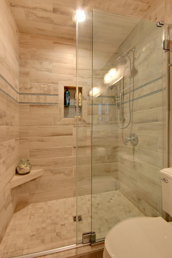 Источник вдохновения для домашнего уюта: огромная главная ванная комната в стиле неоклассика (современная классика) с фасадами с утопленной филенкой, серыми фасадами, двойным душем, унитазом-моноблоком, бежевой плиткой, керамогранитной плиткой, синими стенами, полом из керамической плитки, врезной раковиной, столешницей из гранита, серым полом и душем с раздвижными дверями