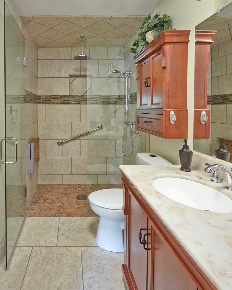 Ejemplo de cuarto de baño pequeño con lavabo integrado, armarios con paneles lisos, ducha a ras de suelo y sanitario de dos piezas