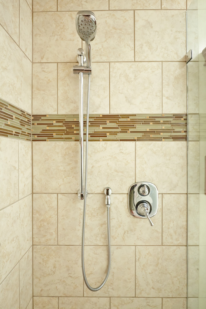 Esempio di una piccola stanza da bagno con lavabo integrato, ante lisce, doccia a filo pavimento e WC a due pezzi