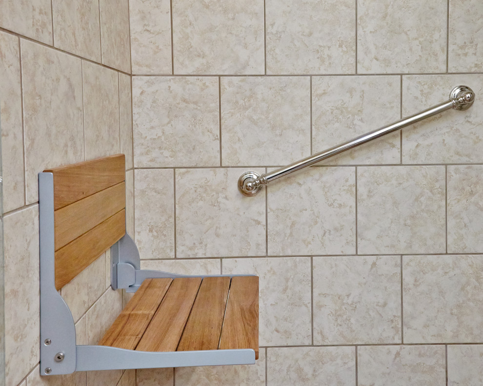 Foto di una piccola stanza da bagno con lavabo integrato, ante lisce, doccia a filo pavimento e WC a due pezzi