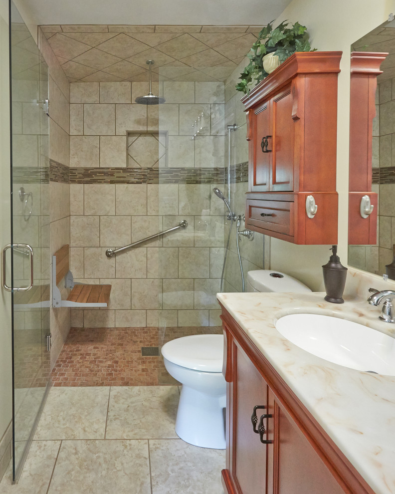 Ejemplo de cuarto de baño pequeño con lavabo integrado, armarios con paneles lisos, ducha a ras de suelo y sanitario de dos piezas