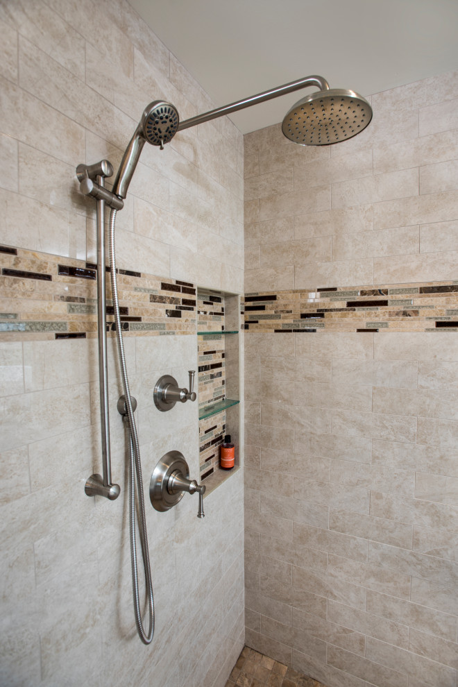 Immagine di una grande stanza da bagno padronale classica con doccia ad angolo, pareti rosa, pavimento in gres porcellanato, top in quarzo composito e pavimento beige