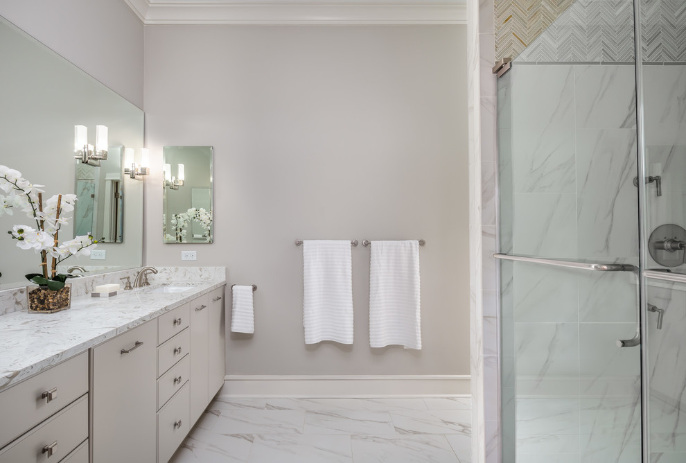 Exempel på ett stort klassiskt en-suite badrum, med släta luckor, grå skåp, en öppen dusch, en toalettstol med separat cisternkåpa, vit kakel, keramikplattor, grå väggar, klinkergolv i keramik, ett undermonterad handfat och bänkskiva i kvarts