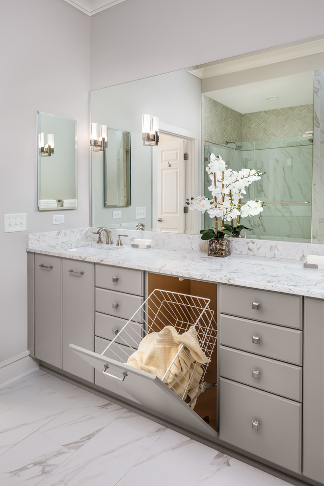 Imagen de cuarto de baño clásico renovado con armarios con paneles lisos, puertas de armario grises, ducha empotrada, paredes grises y lavabo bajoencimera